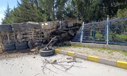 Eskişehir'de kamyon kontrolden çıktı, fabrika bahçesine girdi!