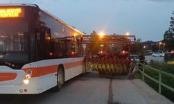 Eskişehir'de kaza: Belediye otobüsüyle tarım makinesi çarpıştı!
