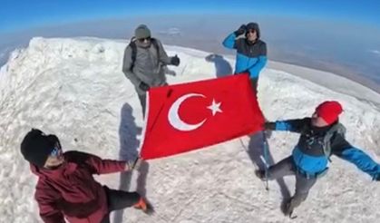 Eskişehirli 4 dağcı Ağrı Dağı'nın zirvesine tırmandı