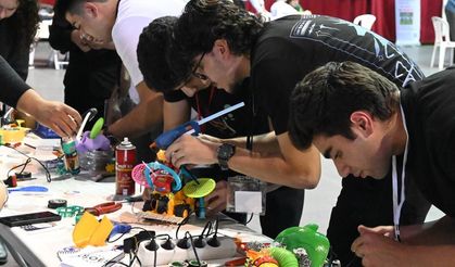 Türkiye'nin en çirkin robotları sahneye çıktı