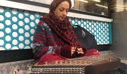 Sokak müzisyeni santuruyla dikkat çekiyor