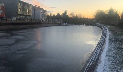 Dondurucu soğuklar Porsuk’u buzla kapladı