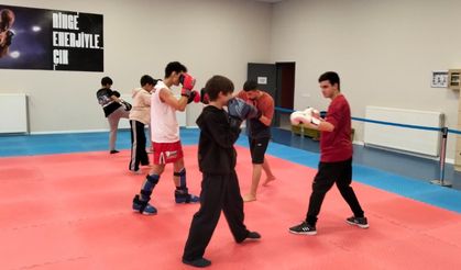 Genç sporcular Kick Boks ile zamanlarını sporla değerlendiriyor