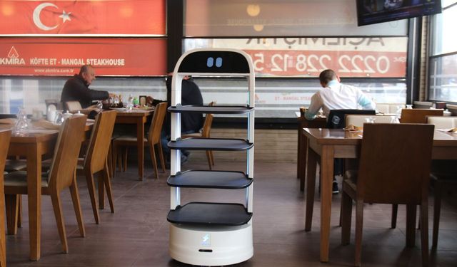 Eskişehir'de robot garson dönemi başladı!