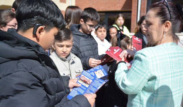 Öğrenciler Anadolu Üniversitesi Kütüphanesini ziyaret etti