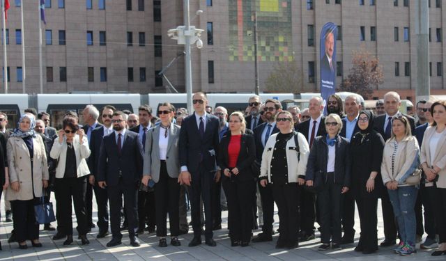 Anahtar Parti'den Valilik Meydanı'nda özel program