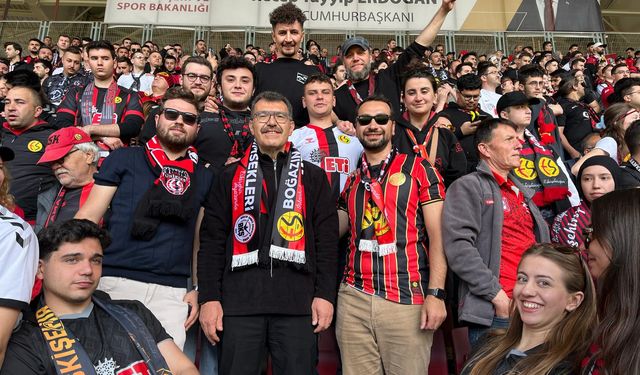 Rektör Mandal Es Es tribünündeydi