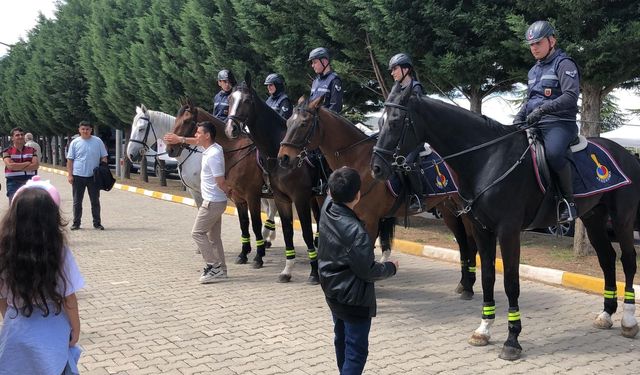 Atlı jandarmalar ilgi topladı