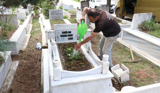Mezar taşlarına gözü gibi bakıyor