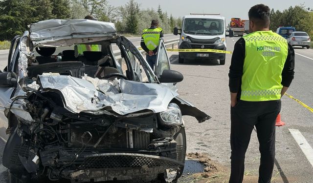 Otomobil, TIR'a çarptı: 1 ölü 4 yaralı