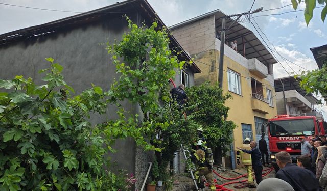 Elektrik tesisatından çıkan yangın evi küle çevirdi