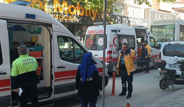 Halk otobüsü ile elektrikli bisikletin çarpıştığı kazada 3 yaralı