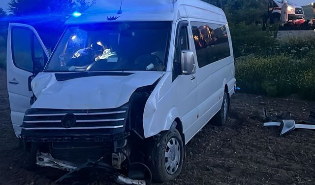 Devrilen minibüste 6 kişi yaralandı
