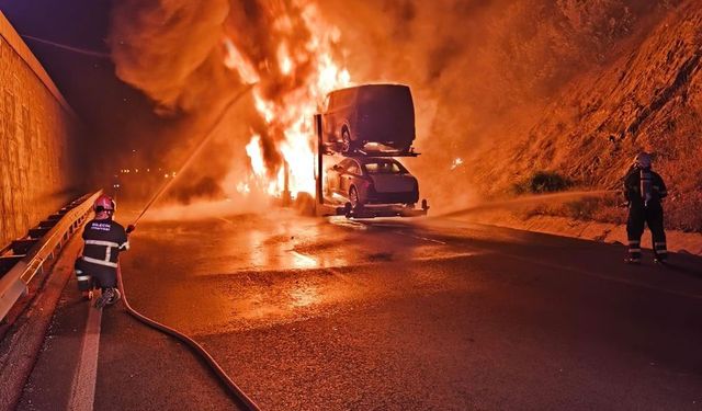 8 adet sıfır araç alevler içinde kaldı