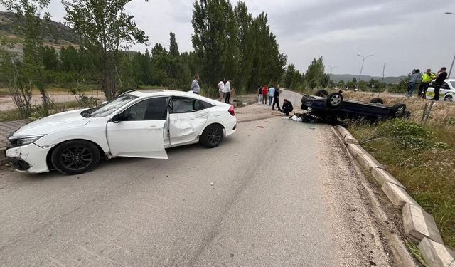 2 araç çarpıştı biri takla attı: 3 yaralı