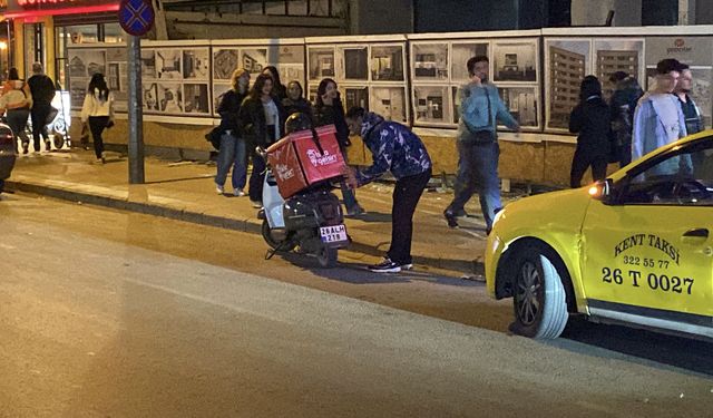 Eskişehir trafiğinde tehlikeli anlar: Kurye yaralandı!