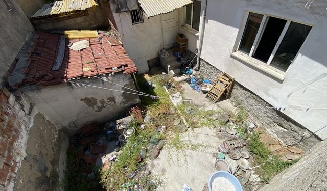 Eskişehir'de çöp ev mahalleliyi isyan ettirdi