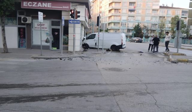 Eskişehir’de çarpışma: Araç işletme duvarına girdi