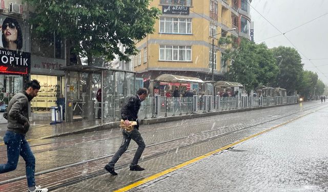 Eskişehirliler yağmura yakalandı!