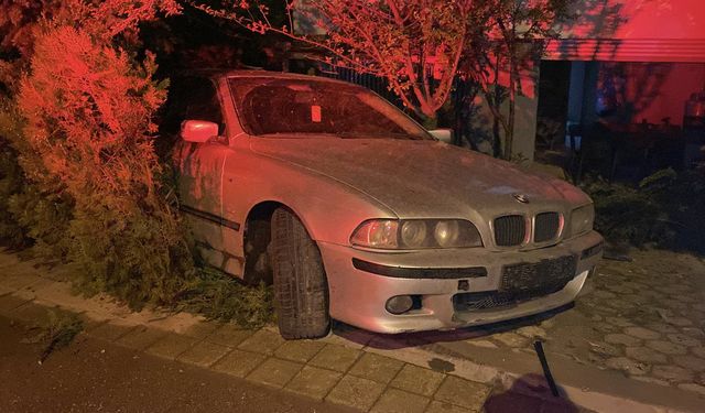 Sazova’da kaza: Otomobil müstakil evin bahçesine girdi!