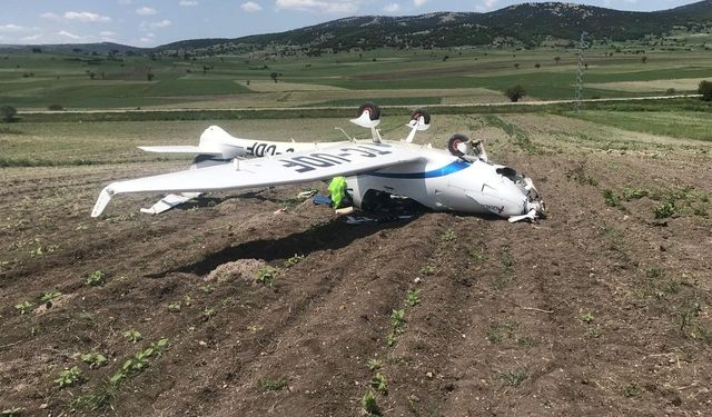 Eğitim uçağı kaza kırıma uğradı: Genç pilot hastaneye kaldırıldı