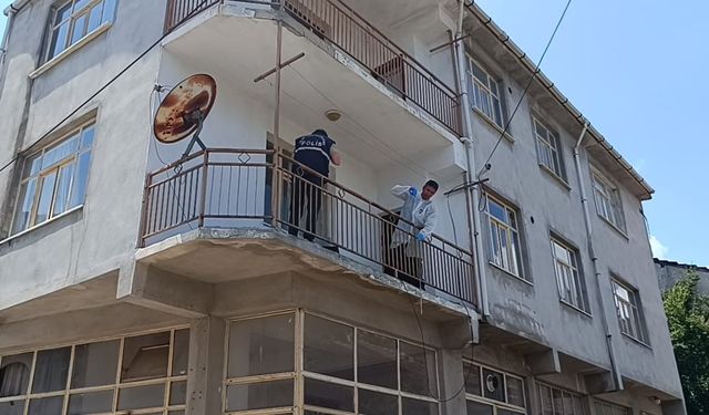 Balkondan düşen emekli öğretmen ağır yaralandı