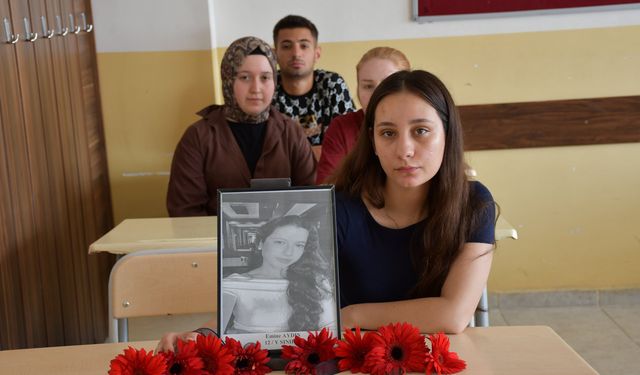 Trafik kazasında yaşamını yitiren öğrenciler için okulda hüzünlü anma