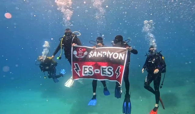Eskişehirsporlu dalgıçlardan anlamlı kutlama