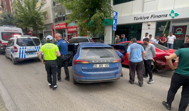 Eskişehir’de kontrolden çıkan araç park halindeki 2 otomobile çarptı