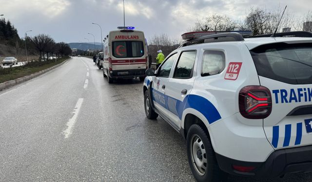 Virajı alamayan otomobil karşı şeride geçti: 2 yaralı
