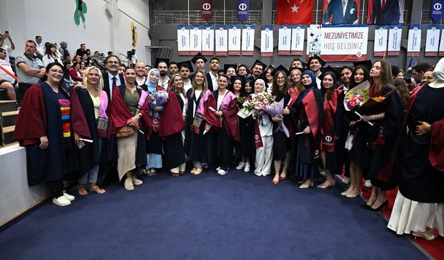 Diplomalar alındı kepler uçtu: Anadolu Üniversitesi’nde mezuniyet sevinci