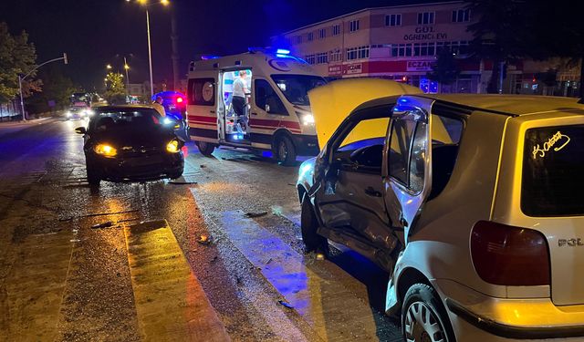 Kırmızı ışıkta geçen alkollü sürücü anne kızın otomobiline çarptı!