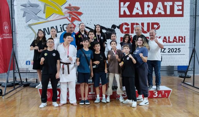 Eskişehirli sporcular karate turnuvasında kürsüden inmedi