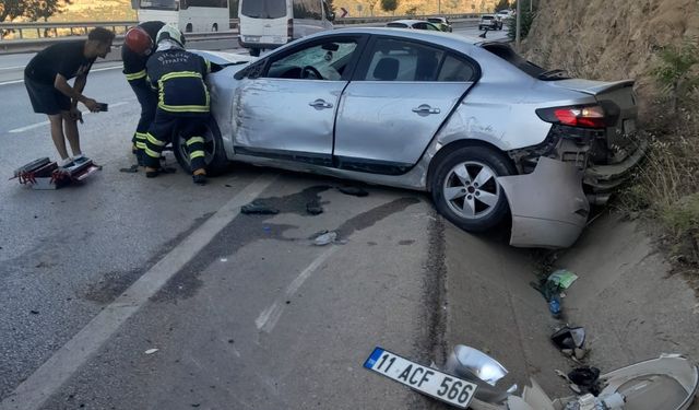 Kaza yapan araca başka bir araç çarptı, 2 kişi yaralandı