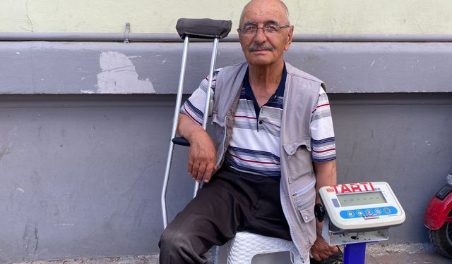 Engelli aracıyla Hamamyolu'na geliyor, tartıyla geçimini sağlıyor