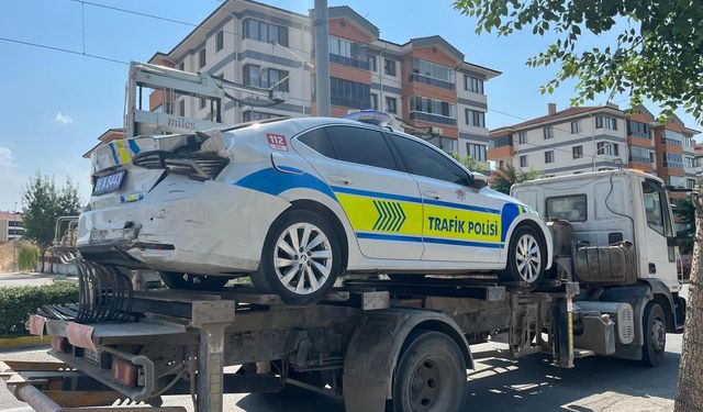 Polis aracına otomobil çarptı: 1’i polis 3 kişi yaralandı