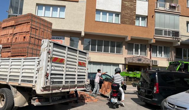 Kamyondan düşen tuğlalar yolu kapattı