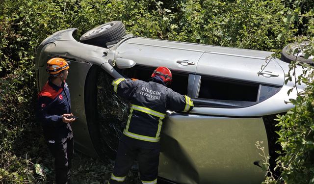 Kontrolden çıkan otomobil dere yatağına yuvarlandı, 3 yaralı