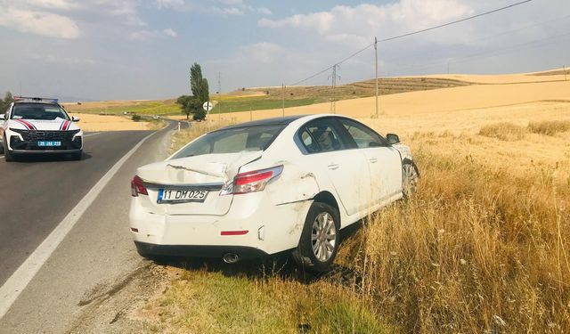 Viraja hızlı giren otomobil karşı yönden gelen iki tıra çarptı