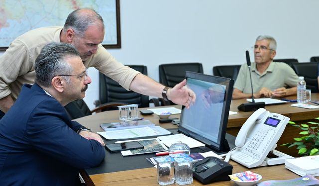 Vali Aksoy, yangınla ilgili gelişmeleri koordinasyon merkezinden takip ediyor