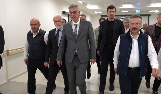 Bakan Memişoğlu, Eskişehir'de tedavi gören yaralı orman işçisini ziyaret etti