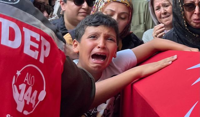Yangın şehidinin oğlu "Baba, ben sensiz ne yapacağım?" diye feryat etti