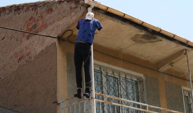 Evin balkonuna asılan cansız manken asıldı, görenleri tedirgin etti