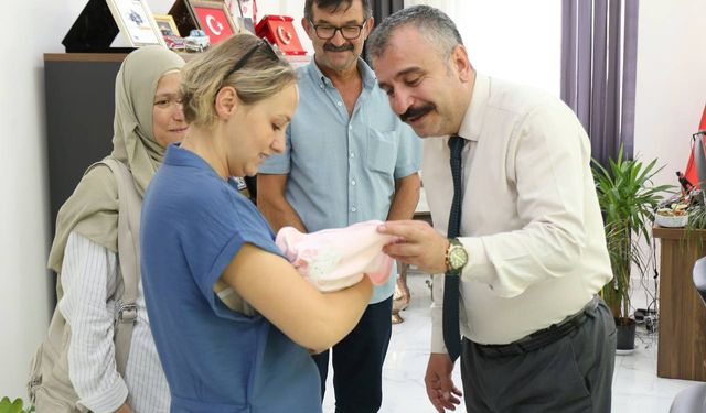 Bir haftalık bebek kurumlara girmeden koruyucu ailesiyle buluştu