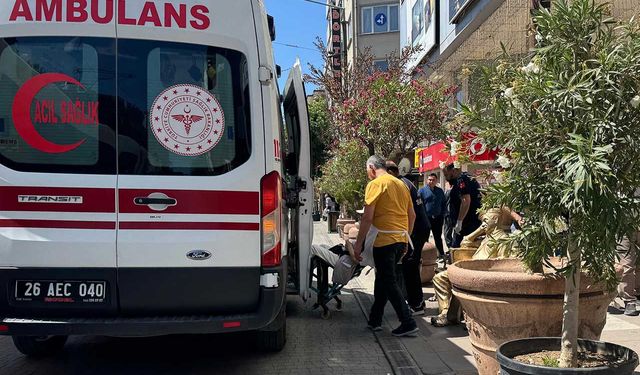 Bir anda yere yığılan vatandaş hastaneye kaldırıldı