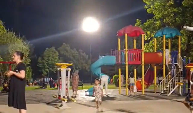 Çocuklar istedi, o park aydınlandı