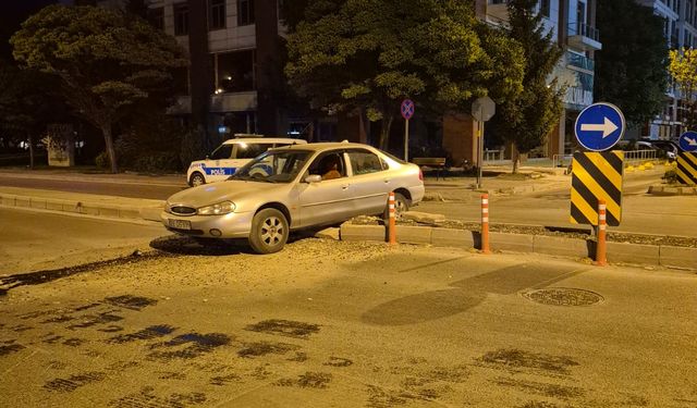 Alkollü sürücü refüje çıktı