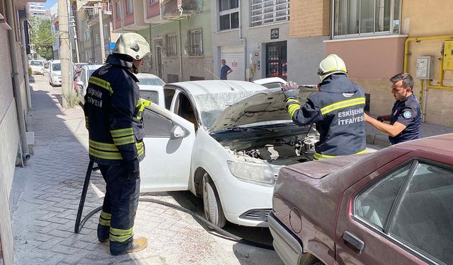Eskişehir’de park halindeki otomobilde yangın paniği