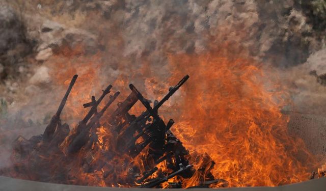 Bir grup PKK'lı silahlarını yaktı; İşte ilk görüntüler