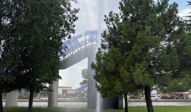 Sulama borusu patladı, su metrelerce yukarı fışkırdı